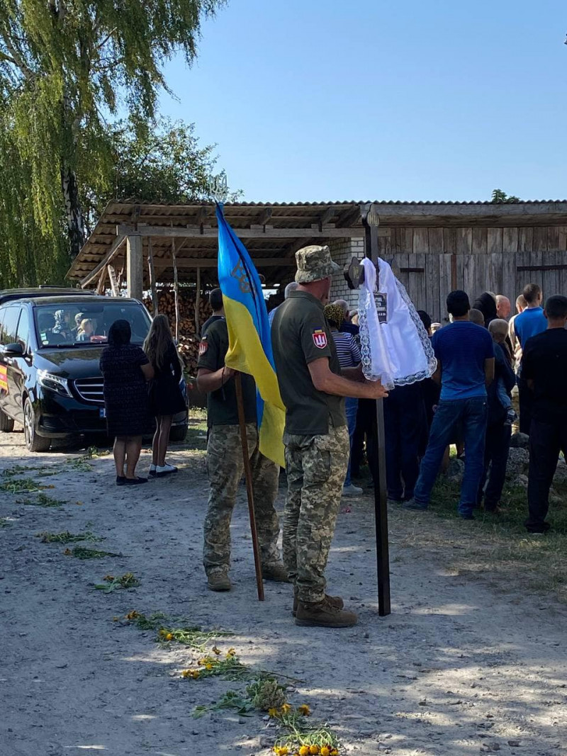 Загинув на Луганщині: на Волині попрощались із Героєм Петром Дарчиком