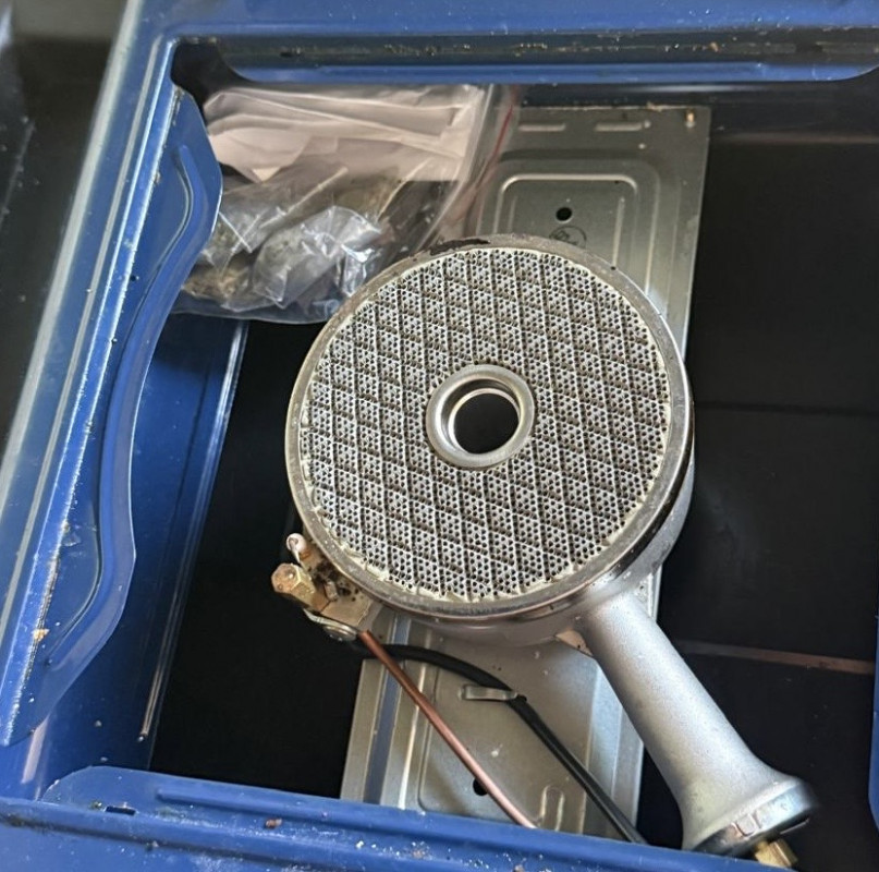 На волинському митному посту «Устилуг» службова лабрадорка винюхала наркотики у газовій плитці