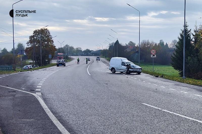 У ДТП на Волині зіткнулися два авто: одну з машин винесло на узбіччя