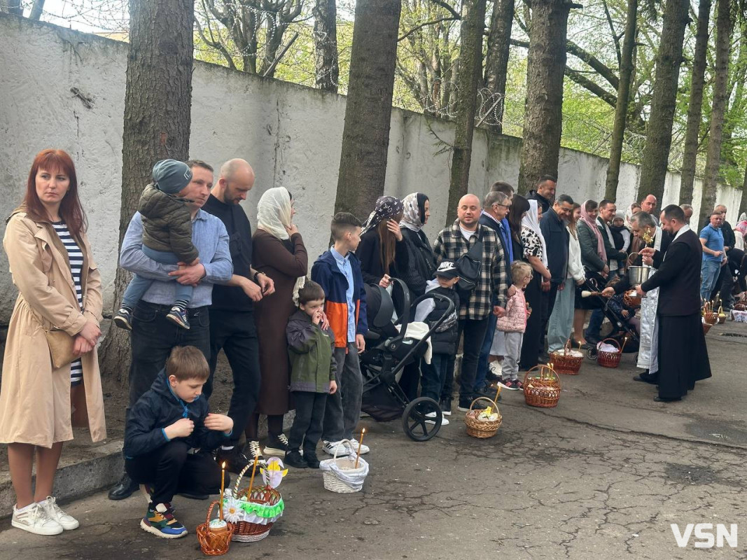 У Луцьку освятили паски в храмі Святого Великомученика Юрія Переможця ПЦУ. Фото