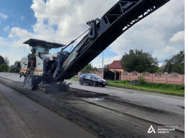 «Ямковий» ремонт: волинські дорожники латають трасу Луцьк - Дольськ