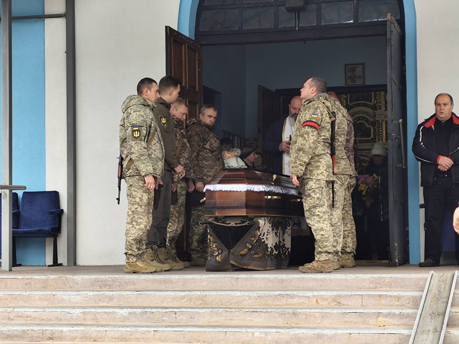 Син втратив батька: на Волині попрощалися з Героєм Петром Масюком