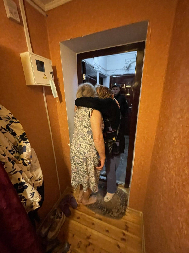 Волинські рятувальники лізли до квартири через балкон, аби допомогти бабусі