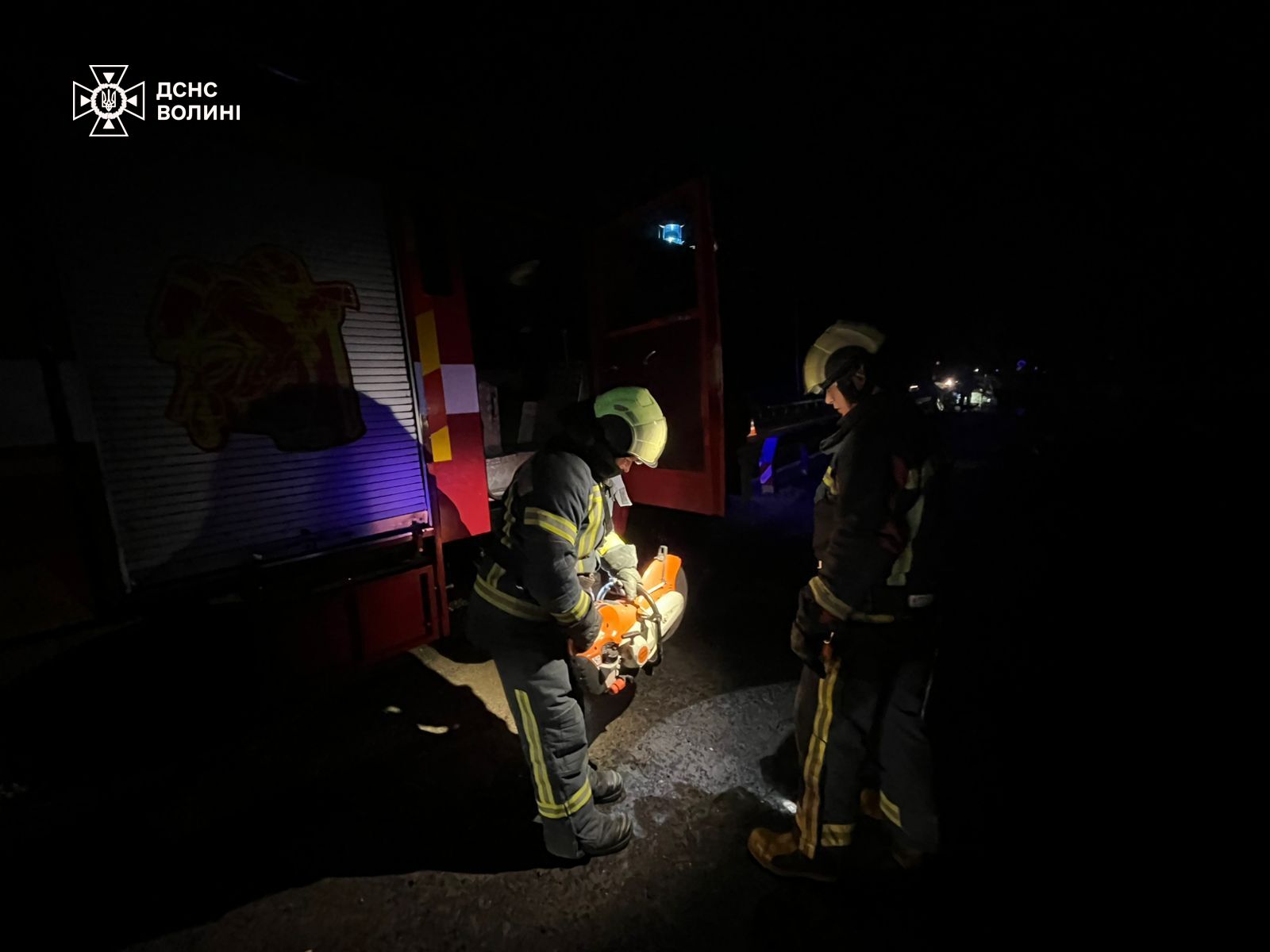 Дивом ніхто не постраждав: у селищі на Волині легковик на швидкості влетів у відбійник