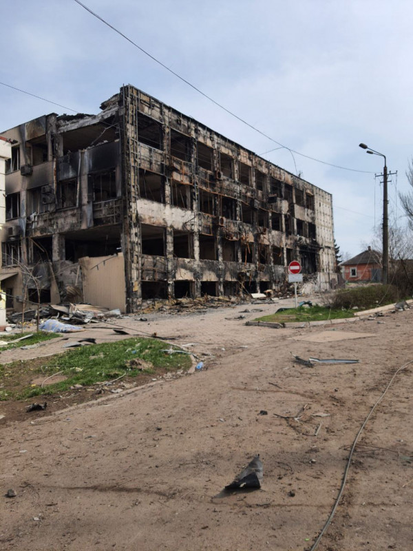 «У Маріуполі темно щодня, навіть якщо є сонце»: показали жахливі руйнування міста