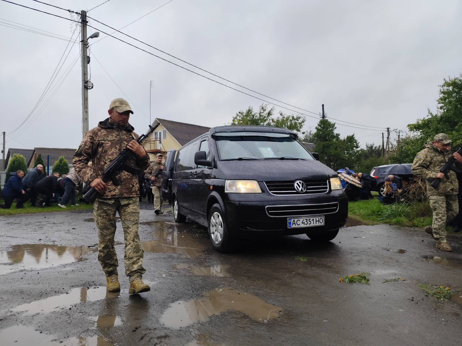 Овдовіла дружина, без батька залишились сини: на Волині попрощались з Героєм Віктором Мельничуком