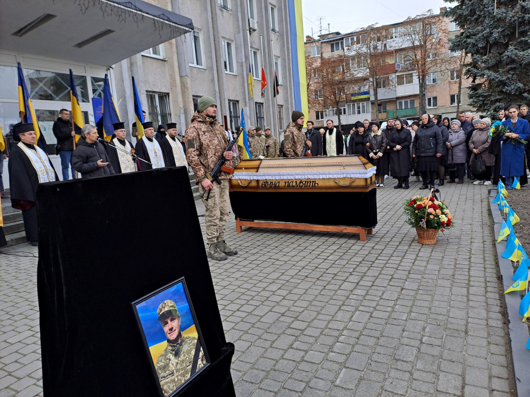 Вісім місяців рідні жили надією, але захисник повернувся «на щиті»: на Волині попрощалися із полеглим на війні Валерієм Степанюком