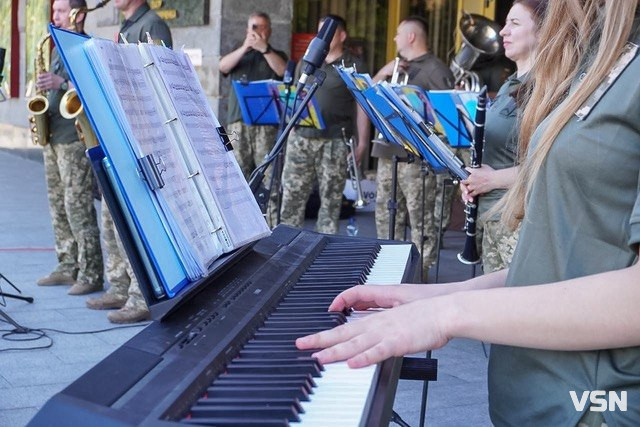 Особливий захід просто неба: у центрі Луцька відбувся концерт військового оркестру