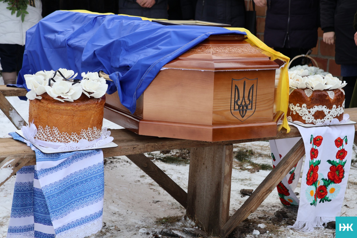 Довгою була остання дорога додому: на Волині попрощалися з воїном Володимиром Сірцем