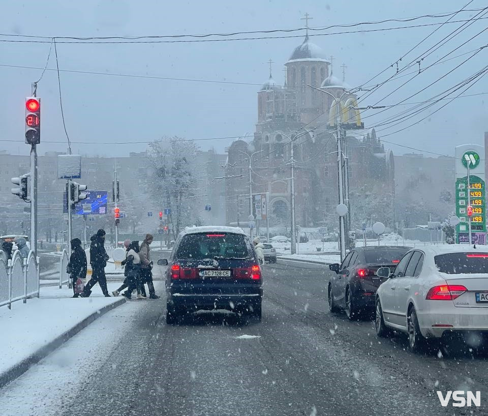 Луцьк засипає першим снігом. Відео. Фото
