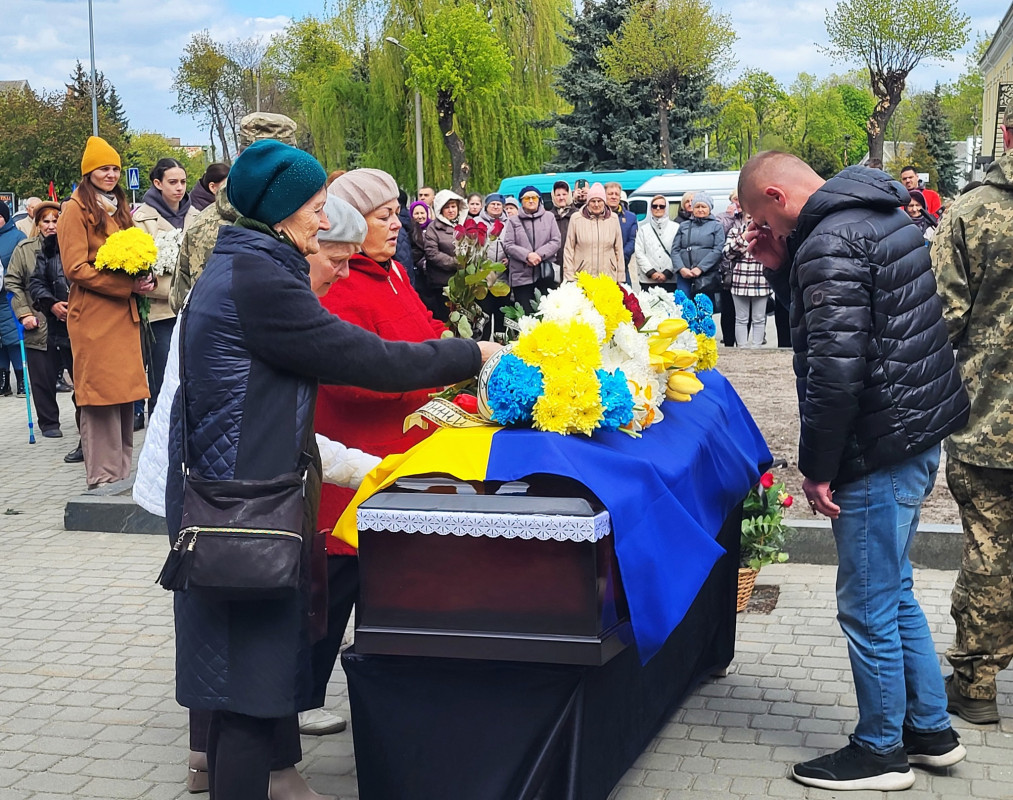 Понад півтора року вважався зниклим безвісти: на Волині провели в останню земну дорогу воїна Валерія Антонюка