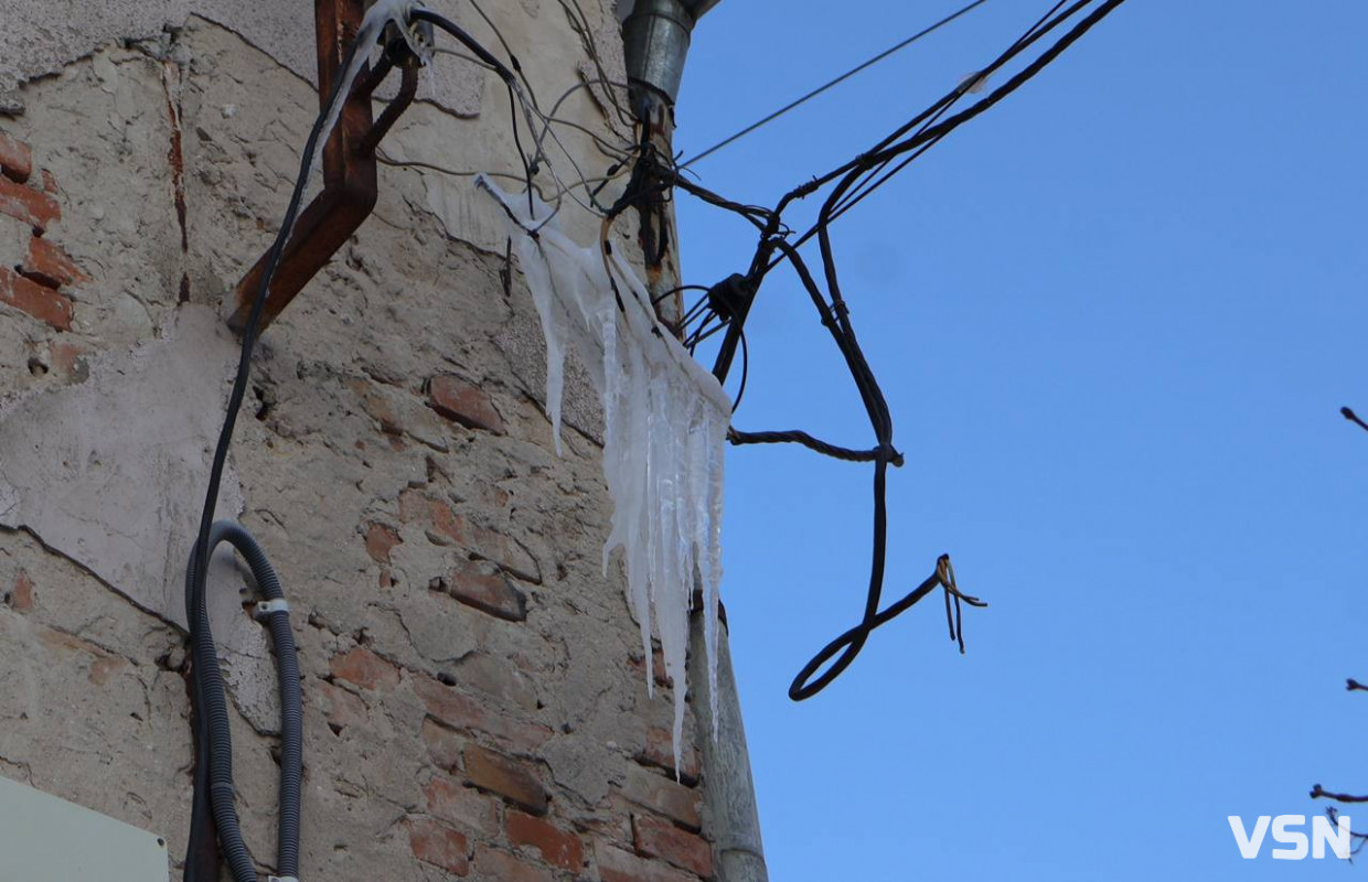 «Коли буде іскрити — тоді й наберете»: у Луцьку мешканці будинку чекають на ремонт оголених мереж, що обросли бурульками