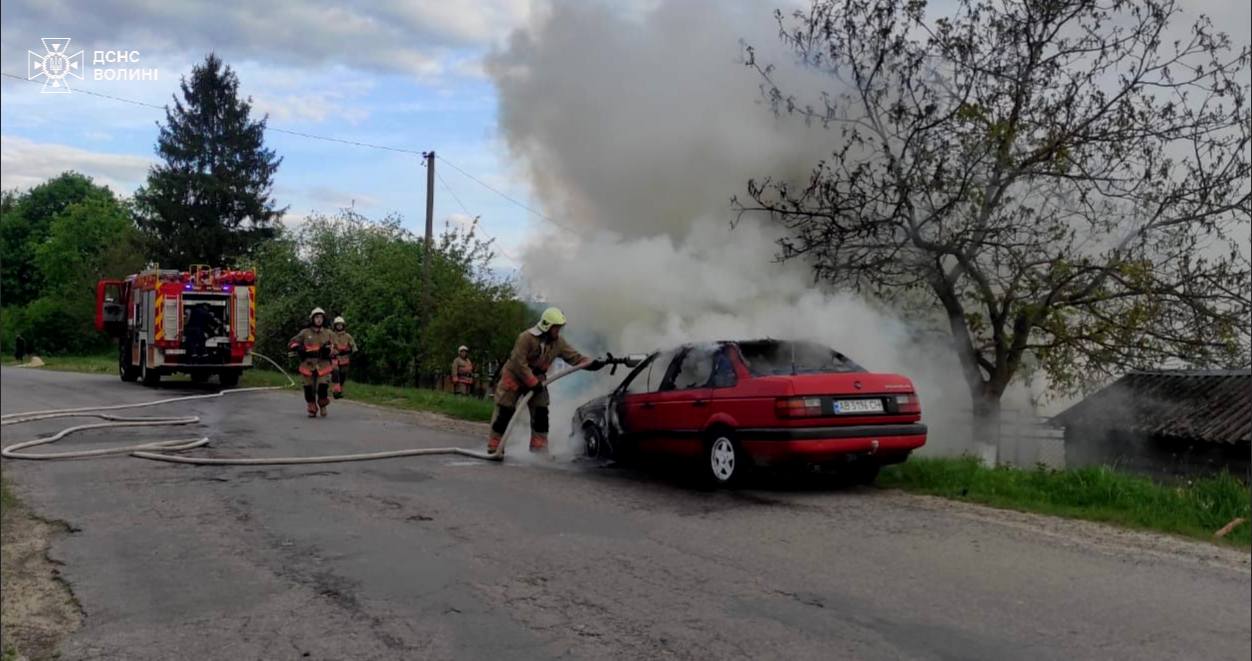 У Луцькому районі посеред вулиці вщент згоріло авто