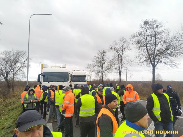 Протест у відповідь: українські перевізники заблокували трасу для поляків