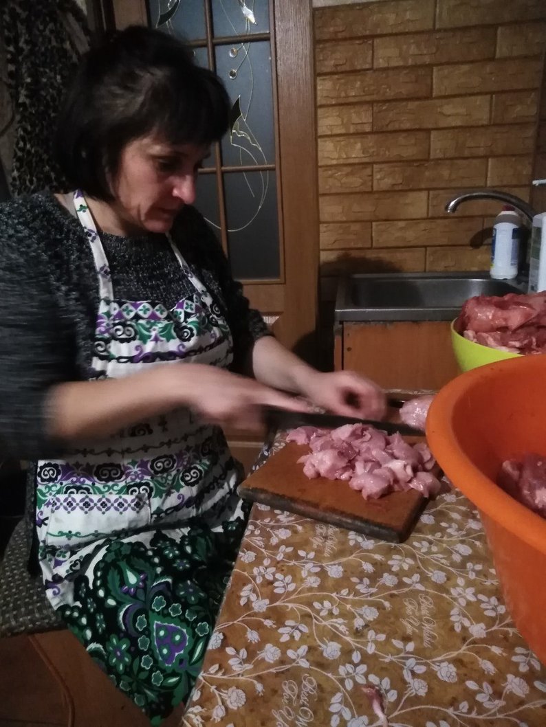 Волинські ковбаса, зеленички з часником, писачок та вишивка 