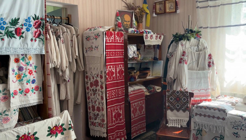 Волинянка перетворила власну хату на музей: тут оживають старовинні вишиванки й пісні предків