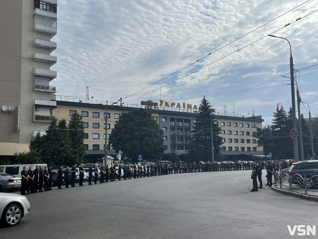 Колеги зустрічали на колінах: у Луцьку прощаються із капітаном поліції Романом Гіренком