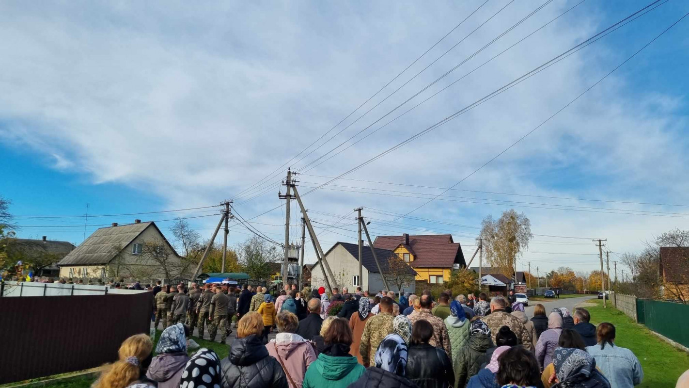 На Волині все село прийшло на поховання Героя Володимира Карпука, якого вважали зниклим безвісти. Фото
