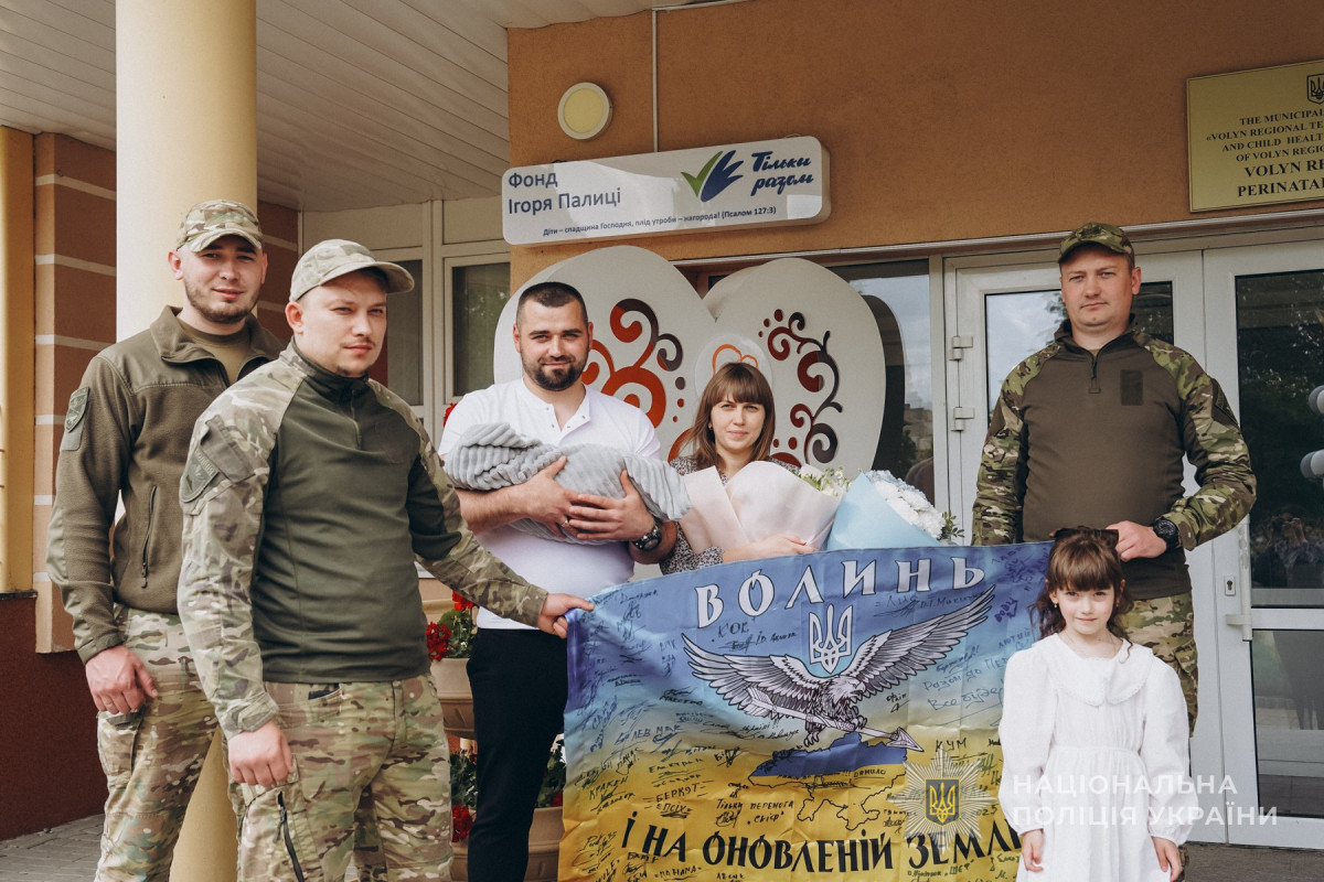 Вдруге став батьком: у родині волинського поліцейського-добровольця народився син