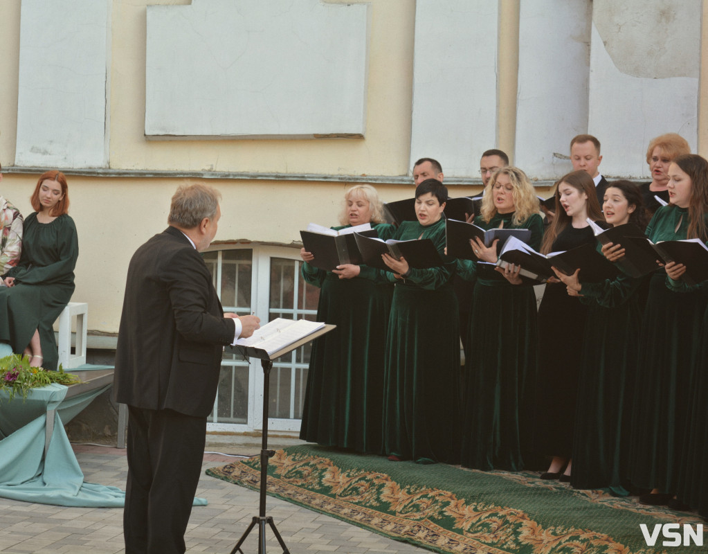 «Культурний весняний контрнаступ»: архієрейський хор «Оранта» дарував лучанам віру, надію та весну