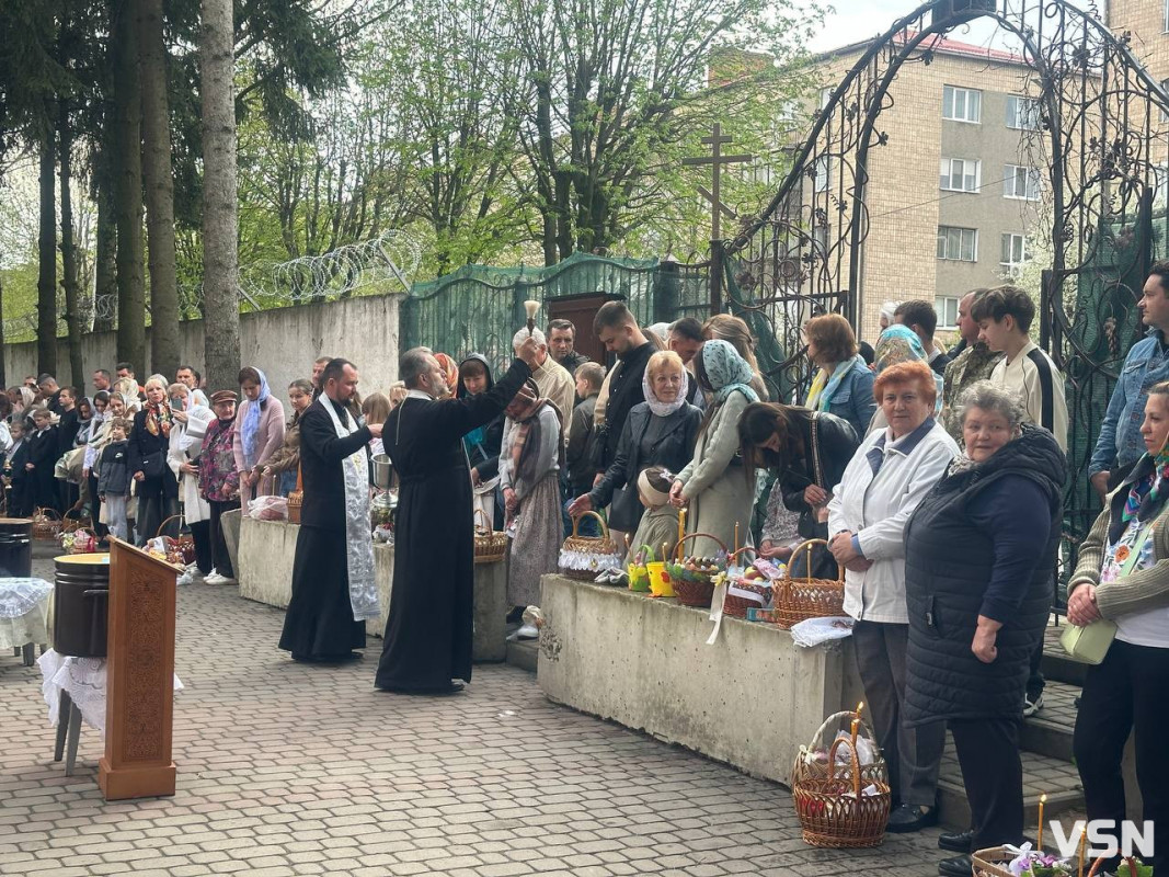 У Луцьку освятили паски в храмі Святого Великомученика Юрія Переможця ПЦУ. Фото