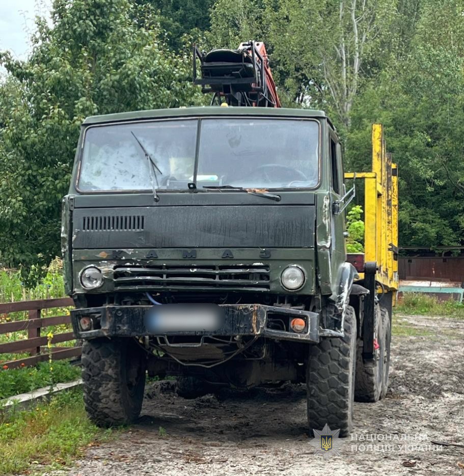 На Волині викрили банду «чорних лісорубів»: вилучили пилорами та сотні колод