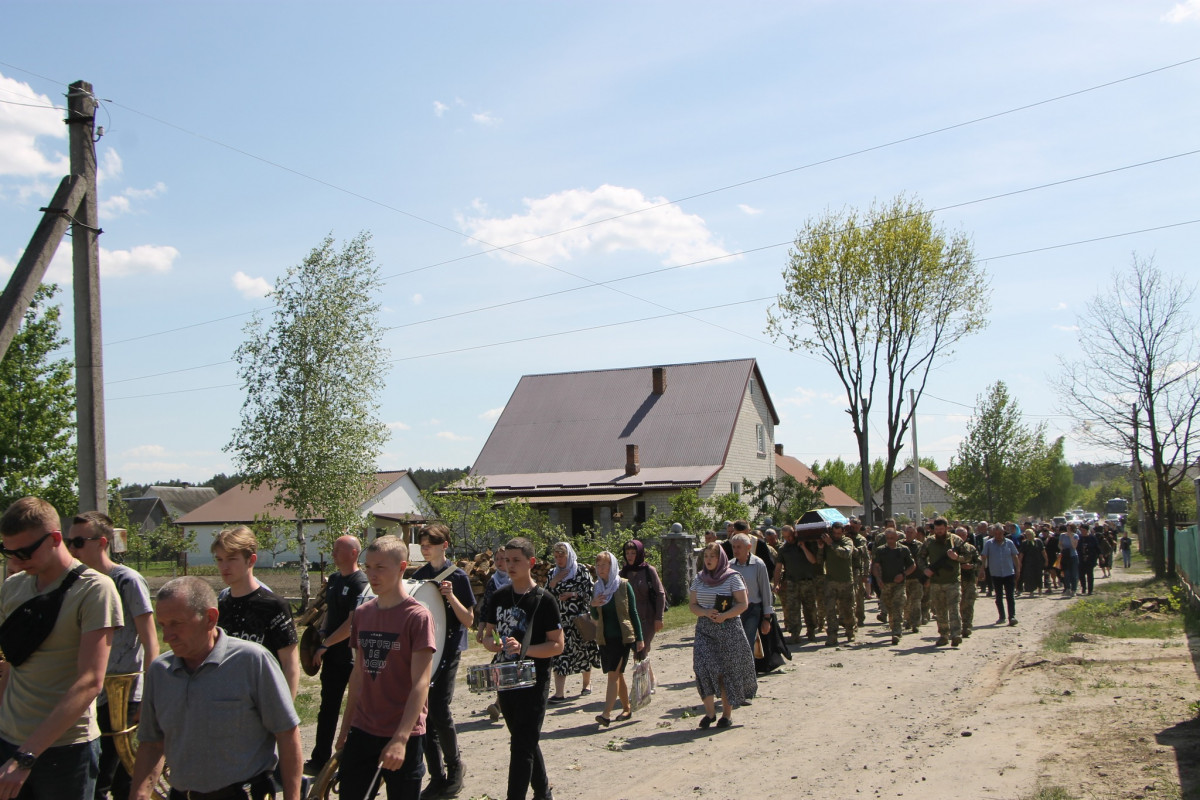 Дві донечки ніколи більше не побачать татка: напередодні Великодня на Волині попрощались з Героєм Олександром Муковським