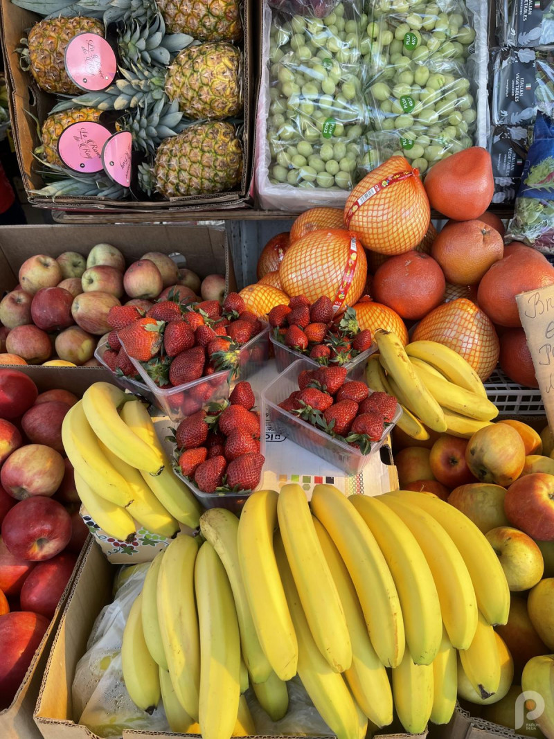 Ціни кусаються: на волинському ринку продають першу полуницю