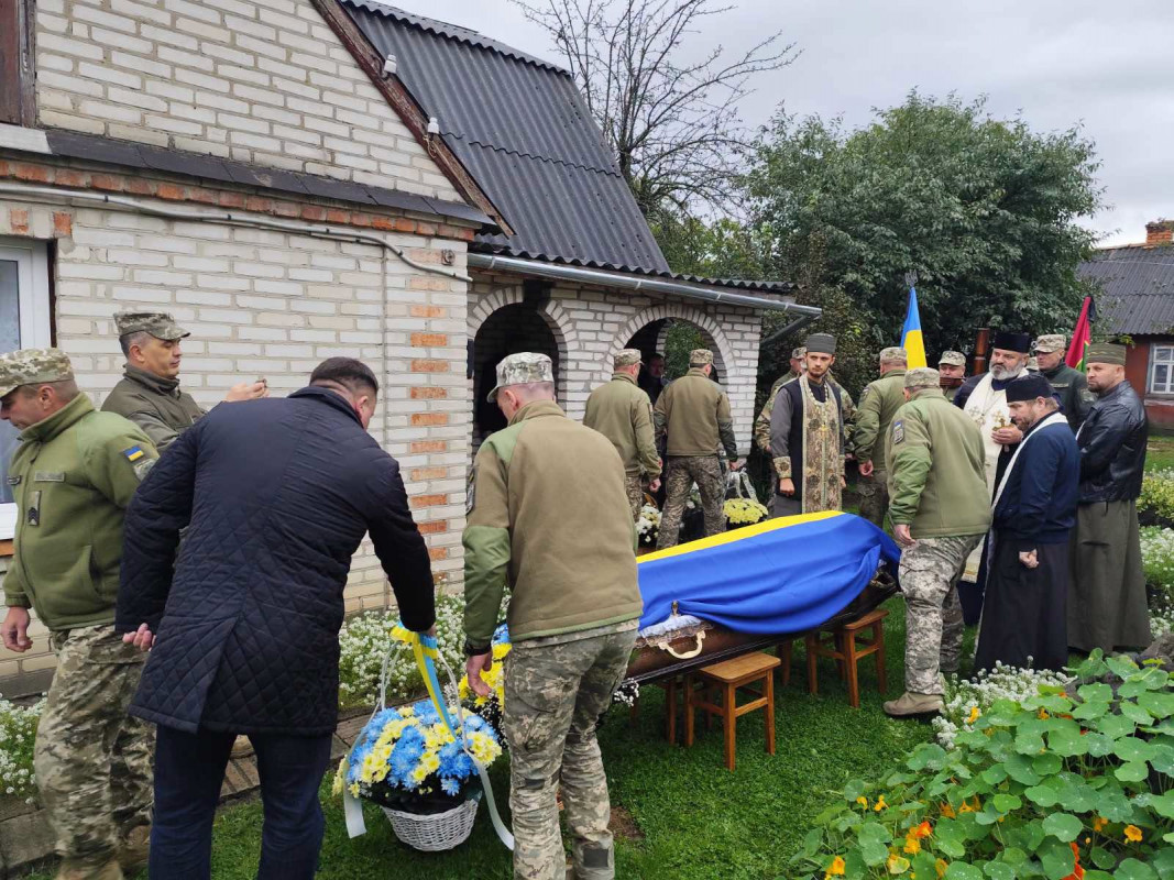 Загинув понад рік тому: у Луцькому районі провели в останню путь захисника Юрія Бондарука
