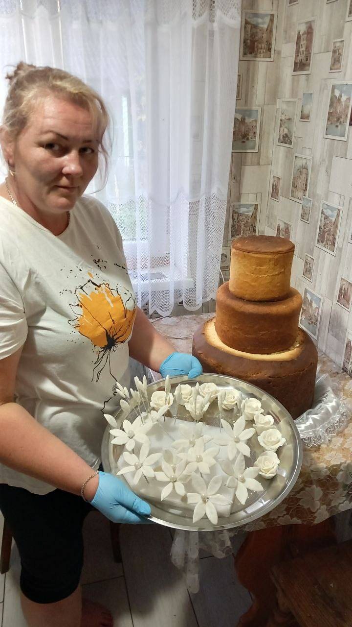 Майстриня з Волині пече короваї, які замовляють по всій Україні та за кордоном