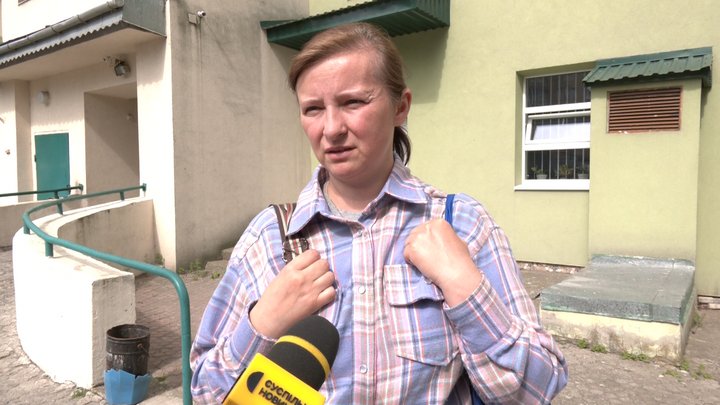 Свердлили стовбури і заливали отруту: як у Луцьку намагаються врятувати 40-річні дерева