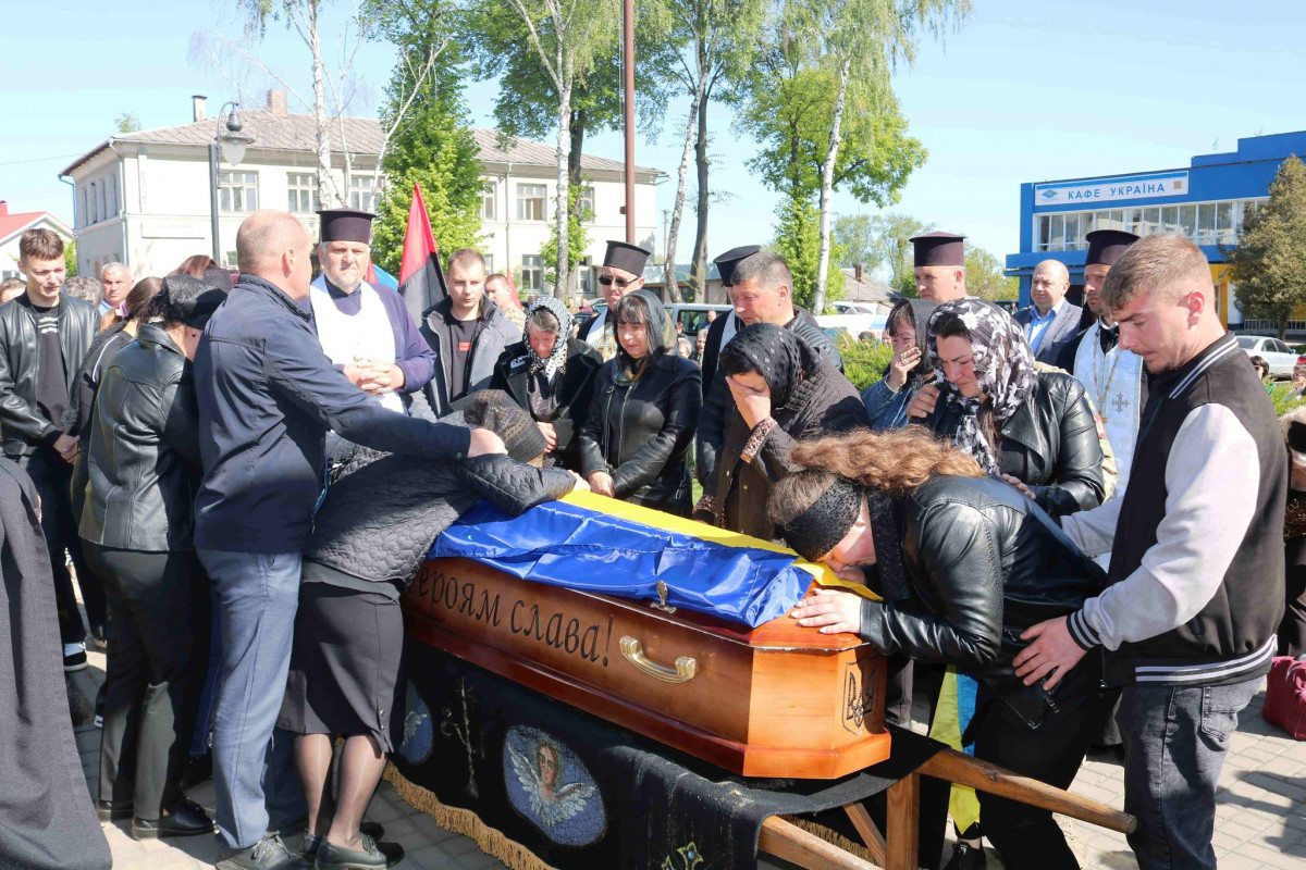 Безстрашно вибивав окупантів з української землі: на Волині поховали молодого Героя Романа Возняка