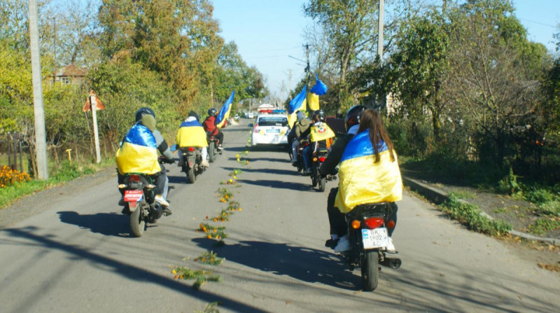 «Куди ж ти, сину, йдеш…»: на Волині в останню дорогу провели воїна Сергія Беня