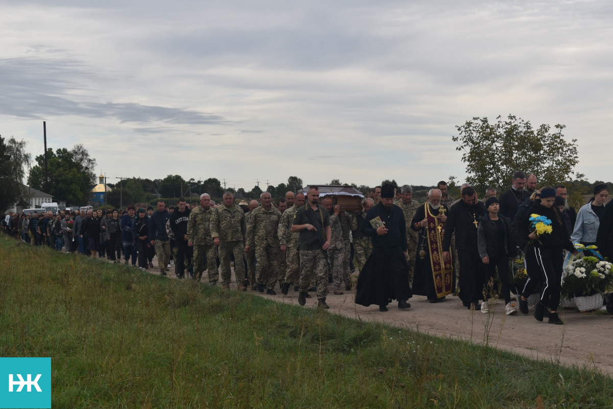 Маленька донечка втратила батька: на Волині провели в останню путь Героя Володимира Дарчича