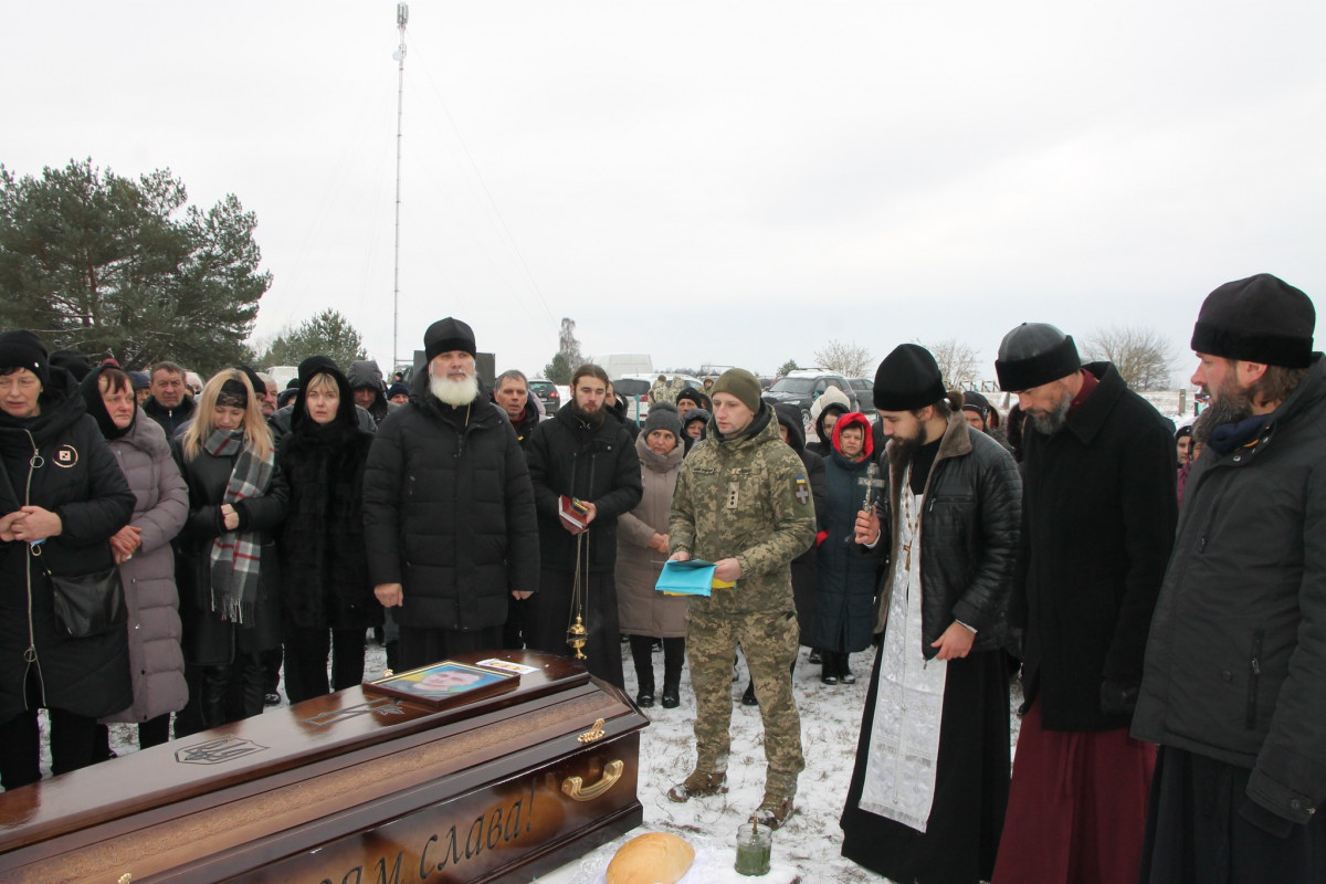 Загинув ще влітку: на Волині все село прийшло на поховання 25-річного Героя Владислава Величка