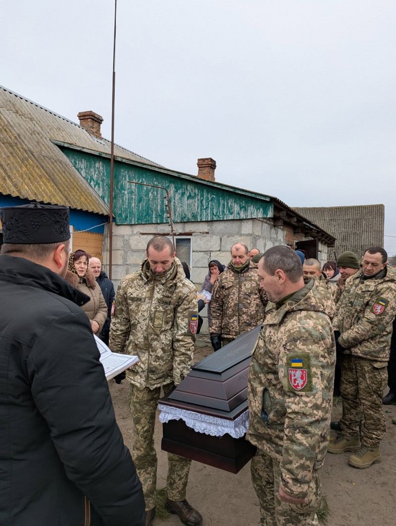 Не дочекалася матір наймолодшого сина, дружина втратила надійного чоловіка, син і доньки люблячого татуся: на Волині поховали Героя Петро Проца