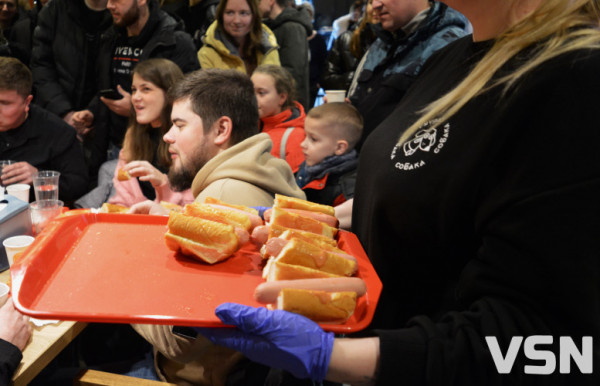 У Луцьку відкрили другий заклад «Собака Лу» та організували чемпіонат поїдання хот-догів