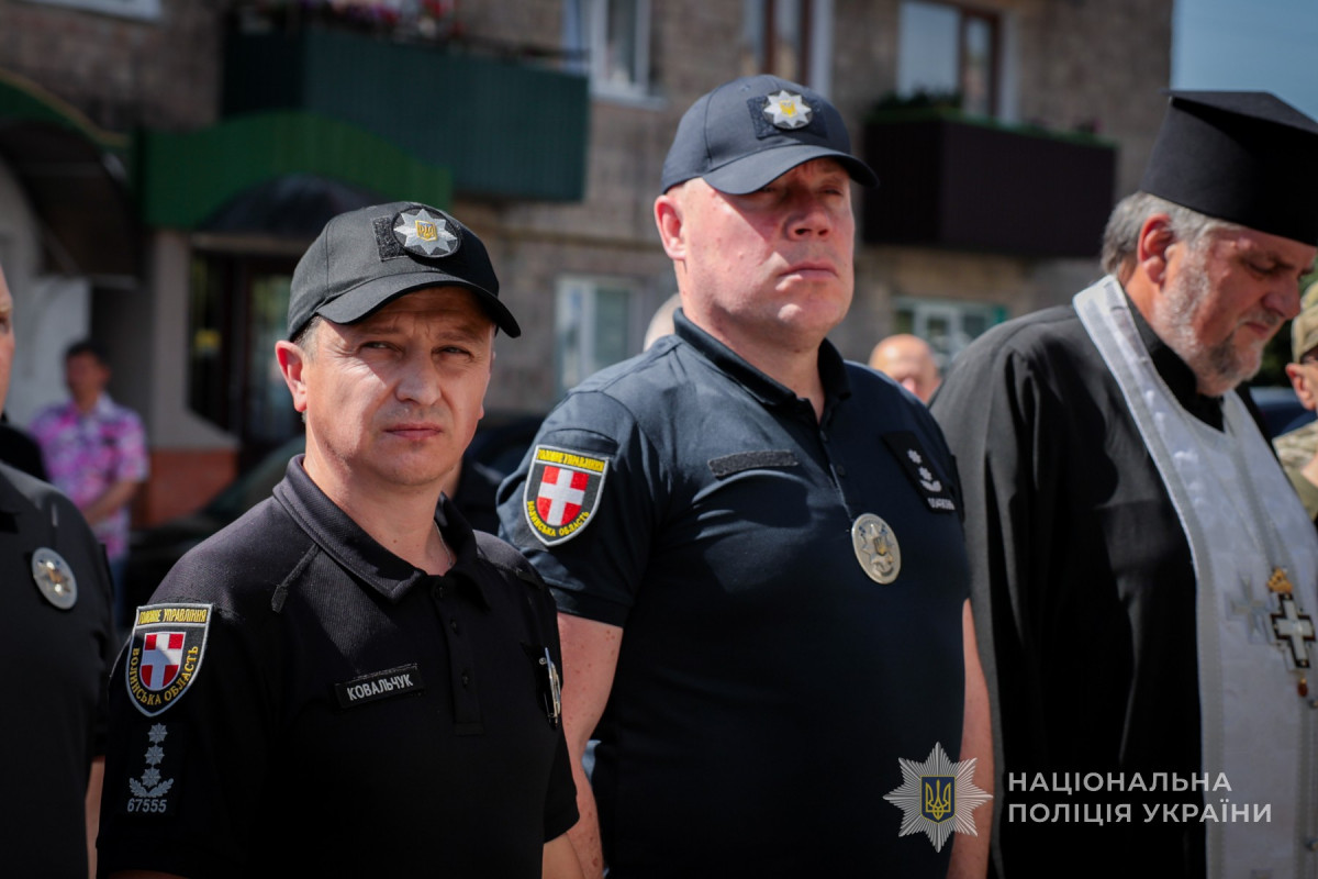 Навіки 38: на Волині відкрили меморіальну дошку поліцейському-добровольцю Юрію Кривошапці