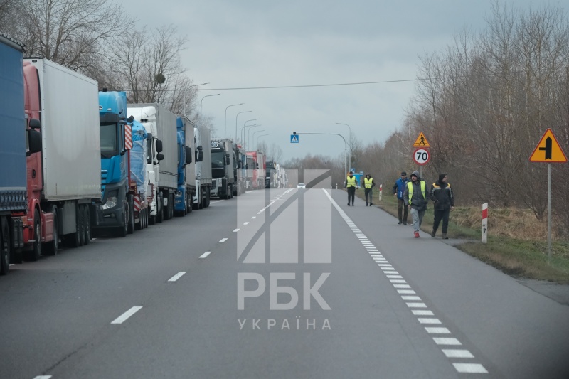 На пункті пропуску «Ягодин-Дорогуськ» черга з фур розтягнулася на понад 20 кілометрів