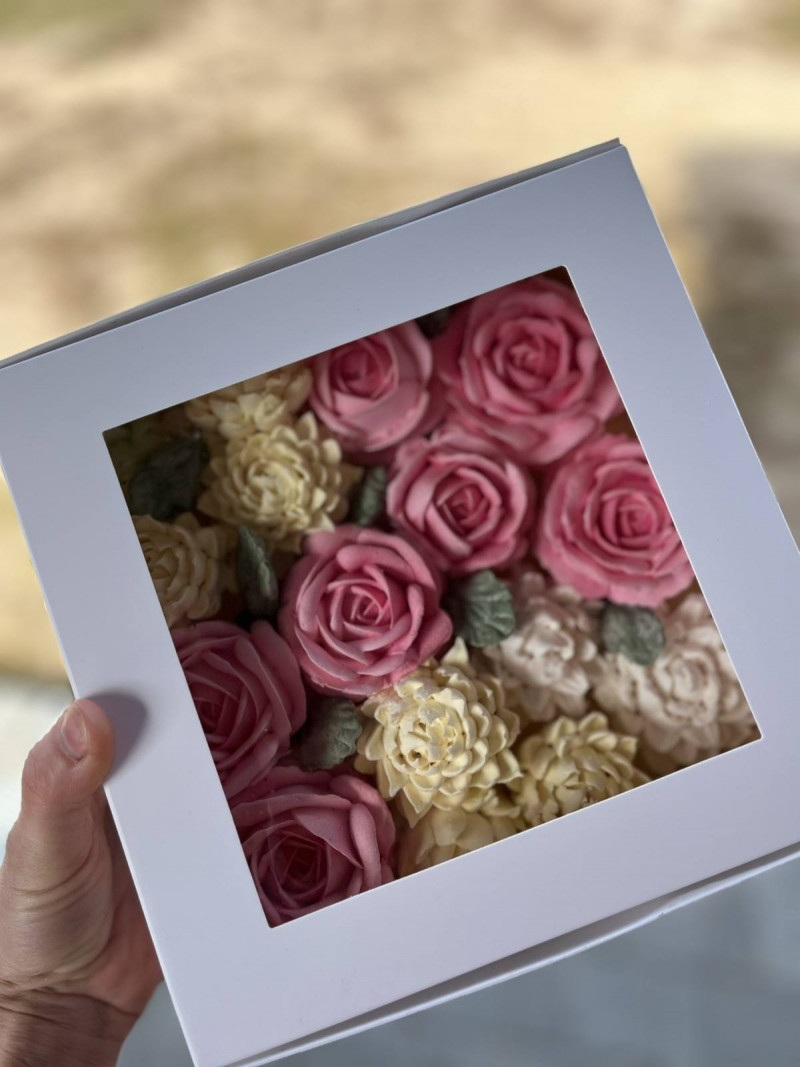 Захоплення переросло у власну справу: вчителька з Волині створює букети із зефіру