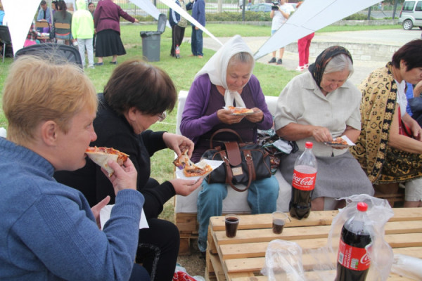 У луцькій церкві «Фіміам» волонтери роздавали переселенцям піцу