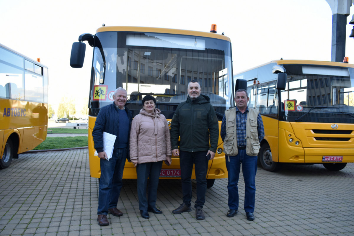 П’ять громад Волині отримали нові шкільні автобуси