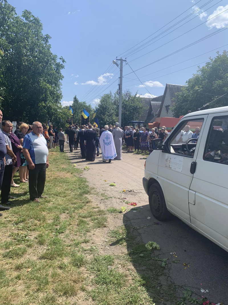 У Луцькому районі сотні людей на колінах і з встеленою квітами дорогою зустріли тіло 30-річного Героя Юрія Ковальчука