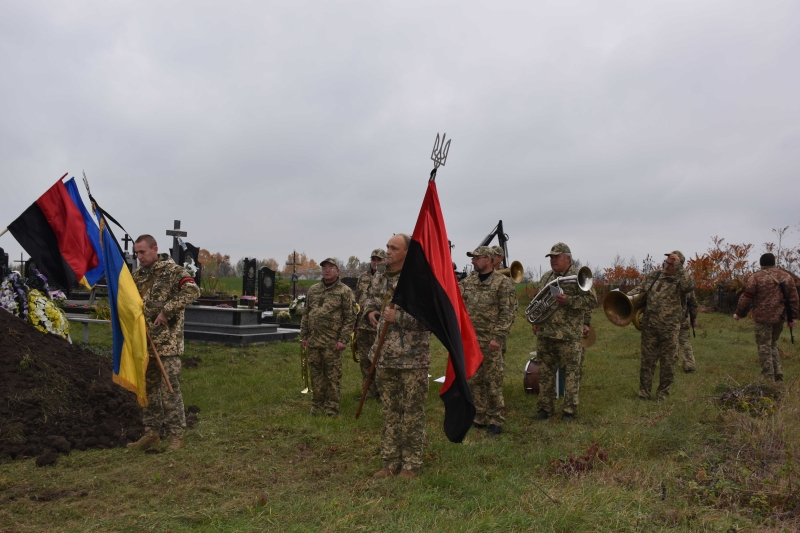 Понад пів року вважався безвісти зниклим: на Волині попрощалися із Героєм Богданом Мережею