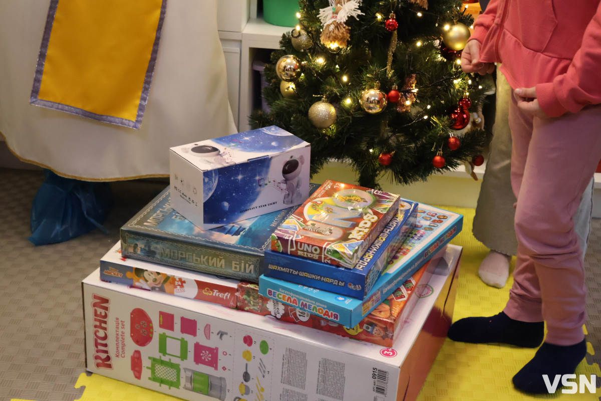 На Волині у лікарняних палатах засяяло свято: поліцейські подарували дітям день усмішок