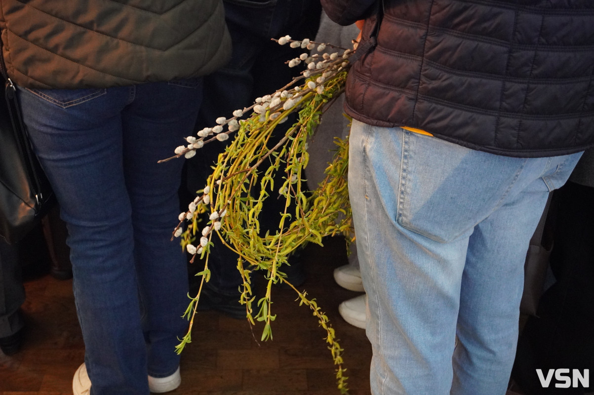 Сотні вірян прийшли освячувати вербу у головний собор Луцька. Фоторепортаж