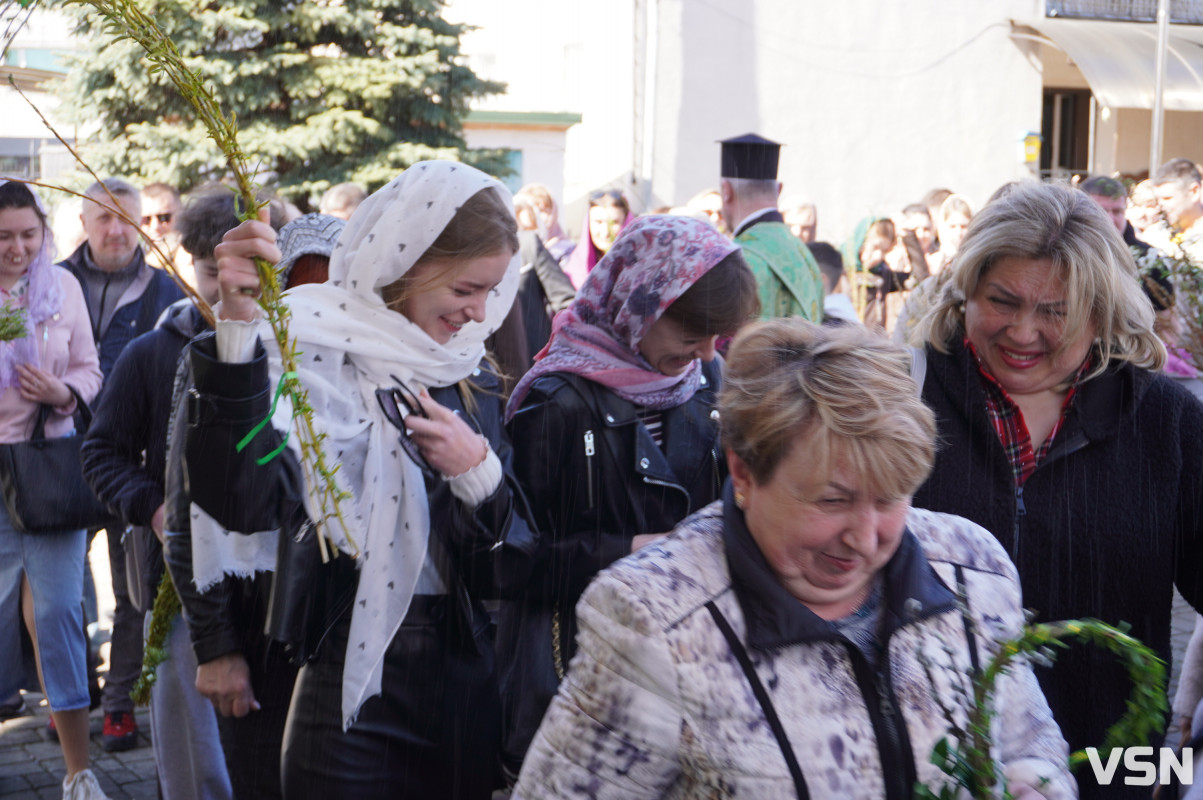 Сотні вірян прийшли освячувати вербу у головний собор Луцька. Фоторепортаж
