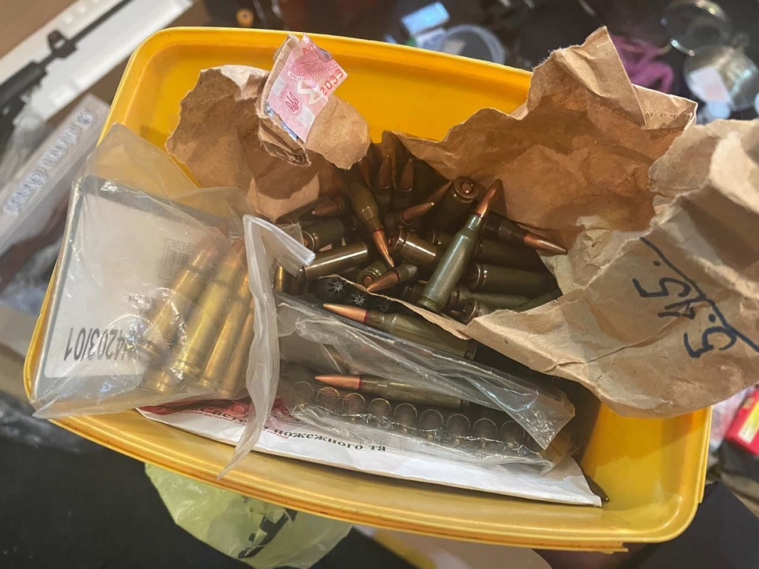 У Львові в похоронному бюро знайшли багато зброї та наркотики. Фото