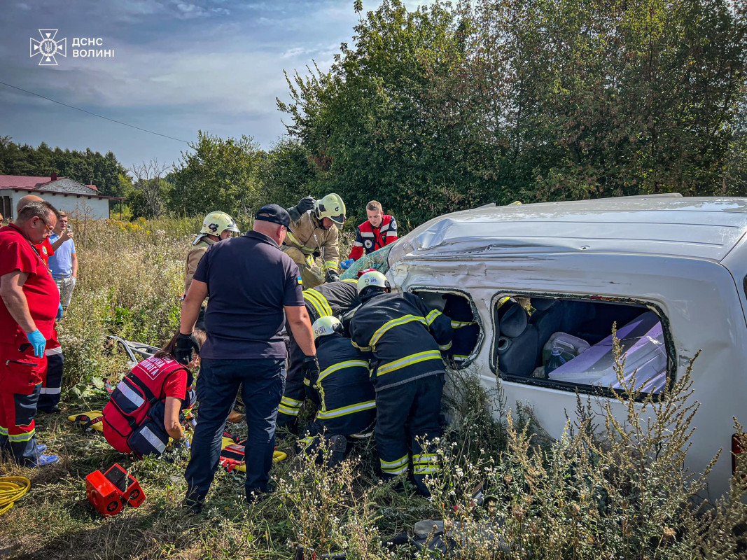 У Луцькому районі сталася ДТП: водія деблокували рятувальники