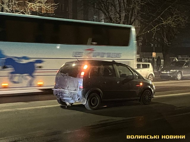 У автівки повністю розбитий капот. у Луцьку сталась ДТП